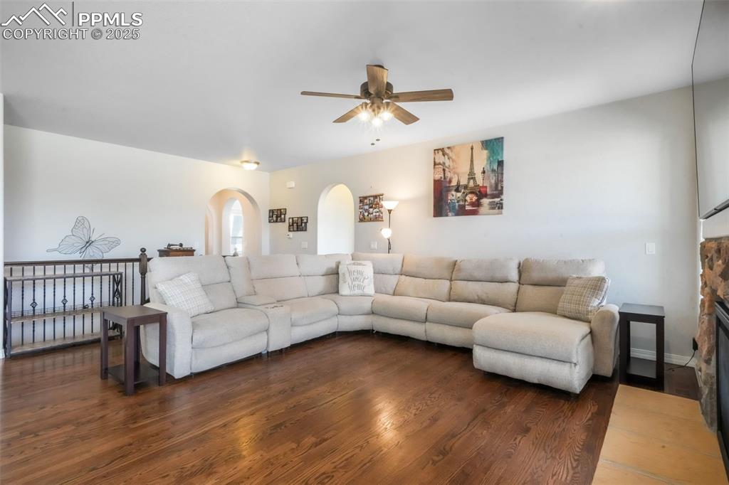 Image 17 of 50: Living Room