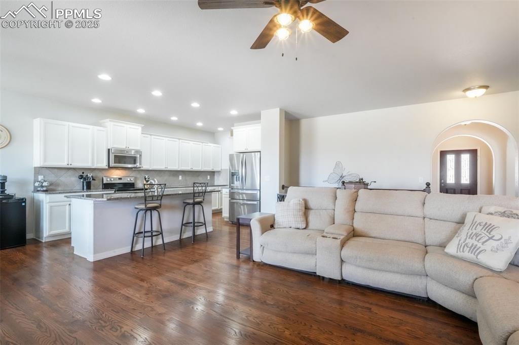 Image 18 of 50: Living Room