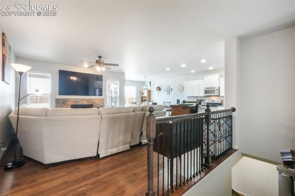 Image 19 of 50: Living Room