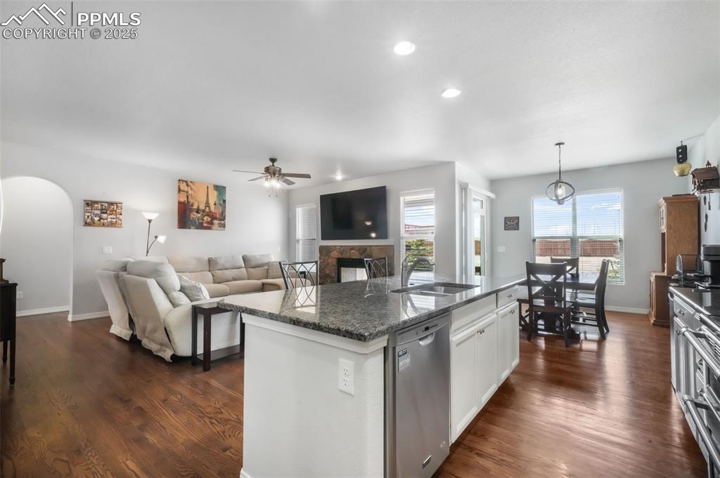 Image 20 of 50: Kitchen