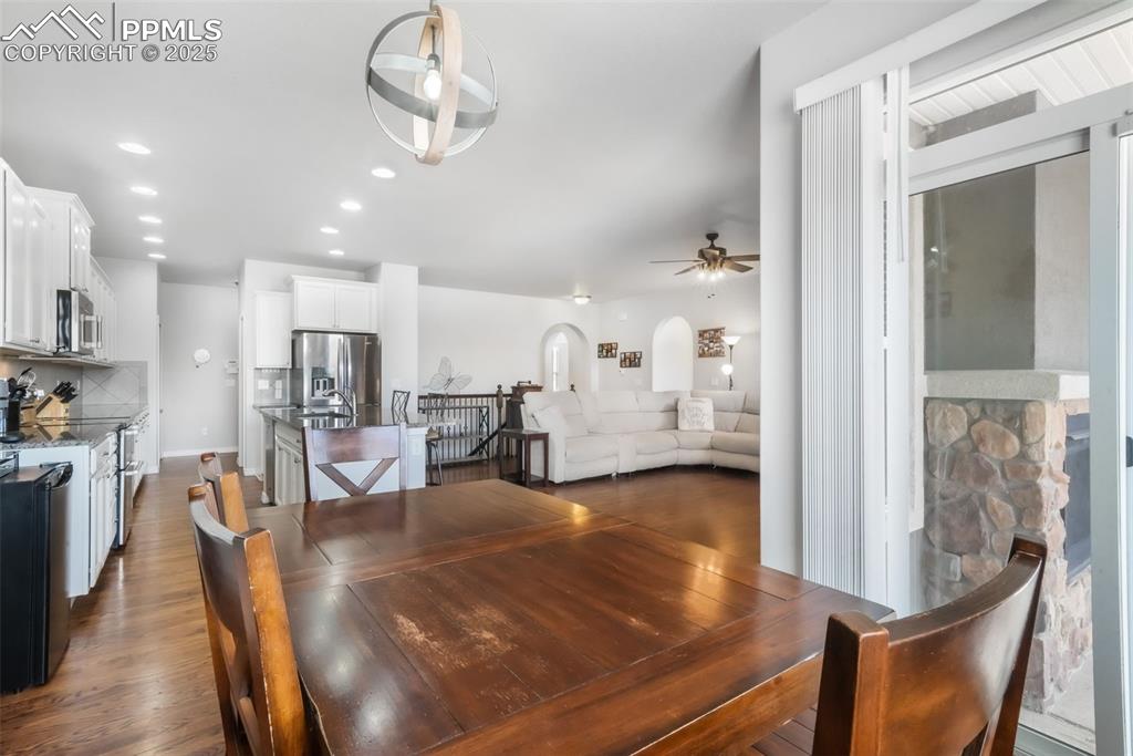 Image 25 of 50: Dining Area