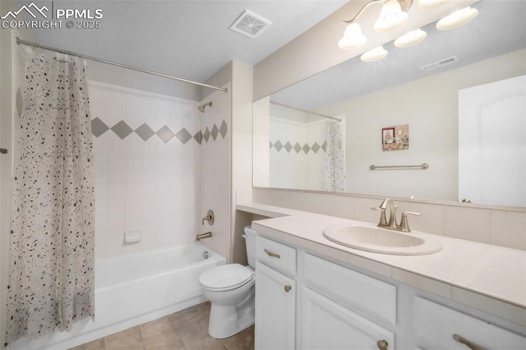 Image 36 of 50: Bathroom