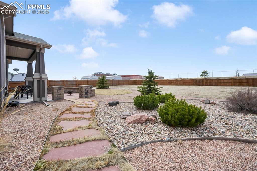 Image 39 of 50: Yard