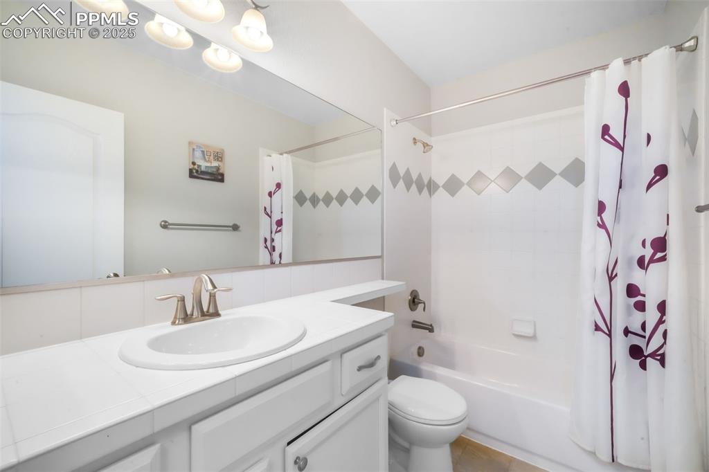 Image 6 of 50: Bathroom