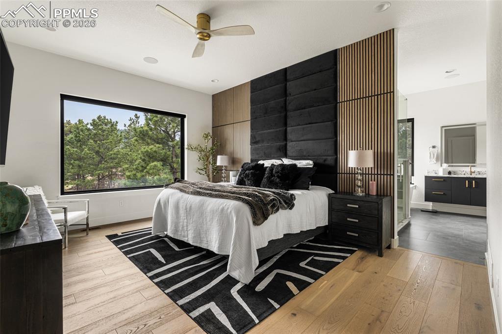 Image 15 of 32: Bedroom