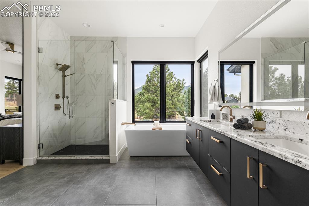 Image 16 of 32: Bathroom