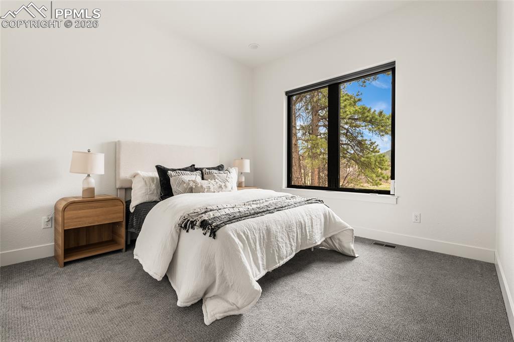 Image 17 of 32: Bedroom