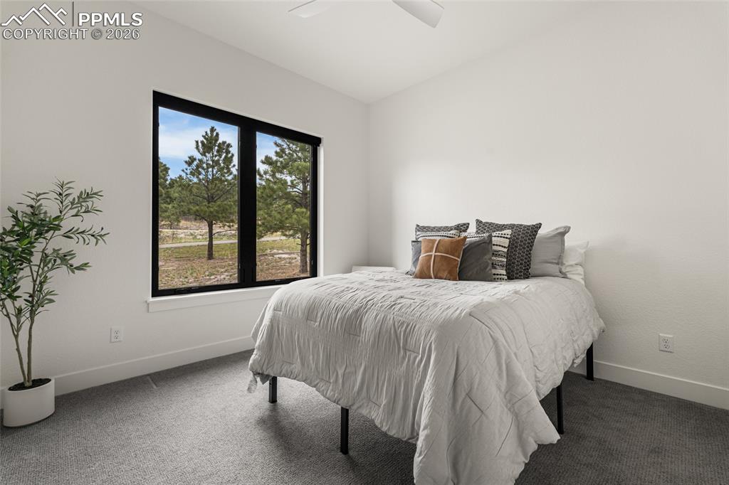 Image 18 of 32: Bedroom