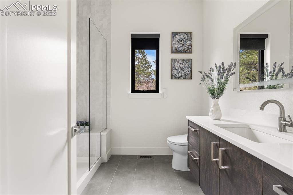 Image 19 of 32: Bathroom