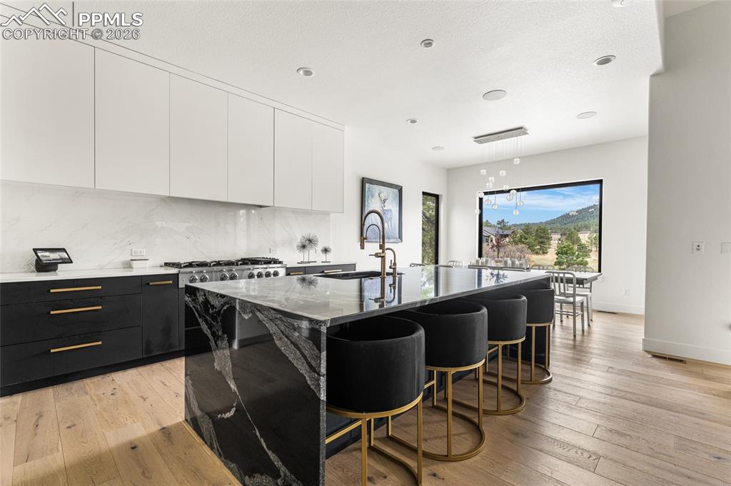 Image 3 of 32: Kitchen