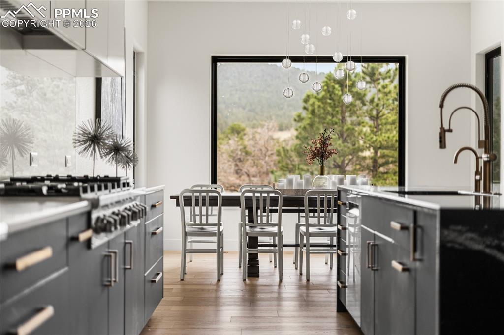 Image 4 of 32: Kitchen