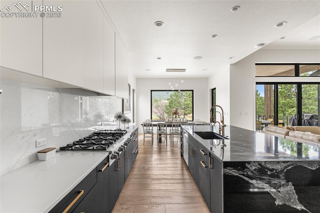 Image 6 of 32: Kitchen