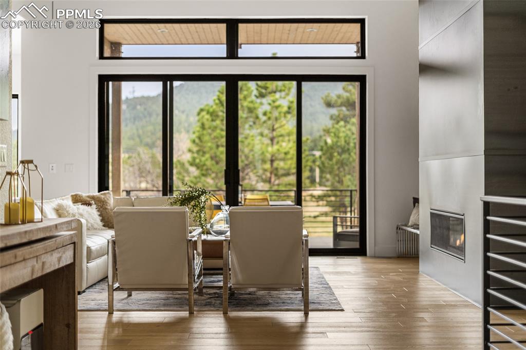 Image 7 of 32: Living Room