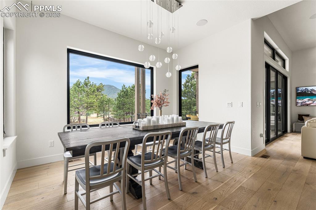 Image 9 of 32: Dining Area