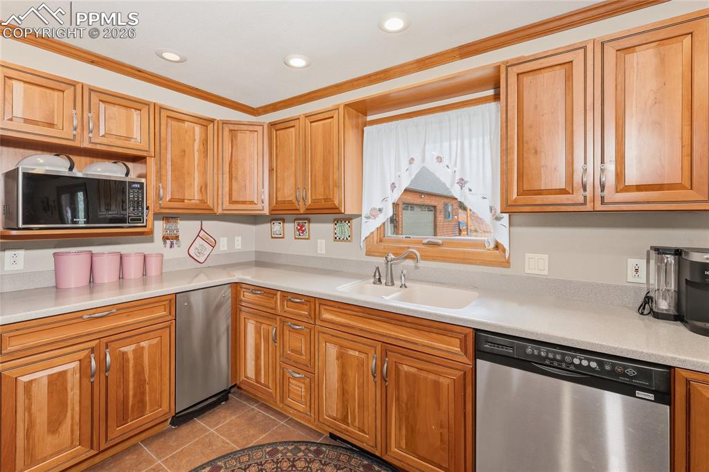 Image 11 of 50: Kitchen