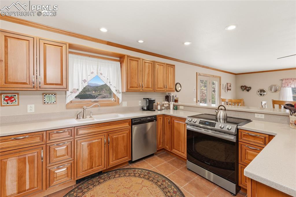 Image 13 of 50: Kitchen