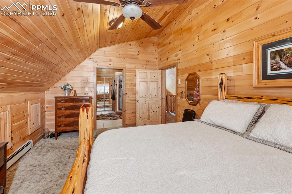 Image 19 of 50: Bedroom