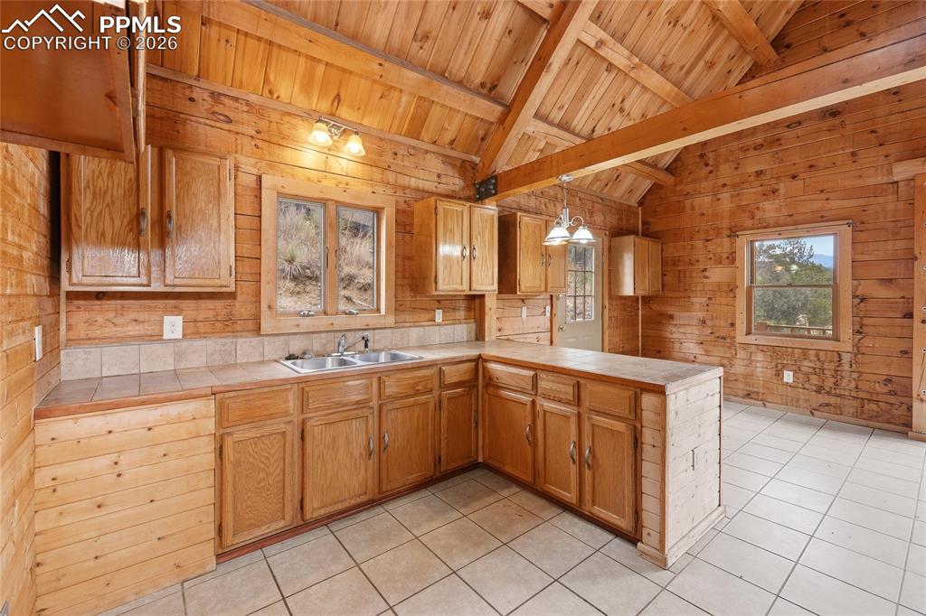 Image 29 of 50: Kitchen