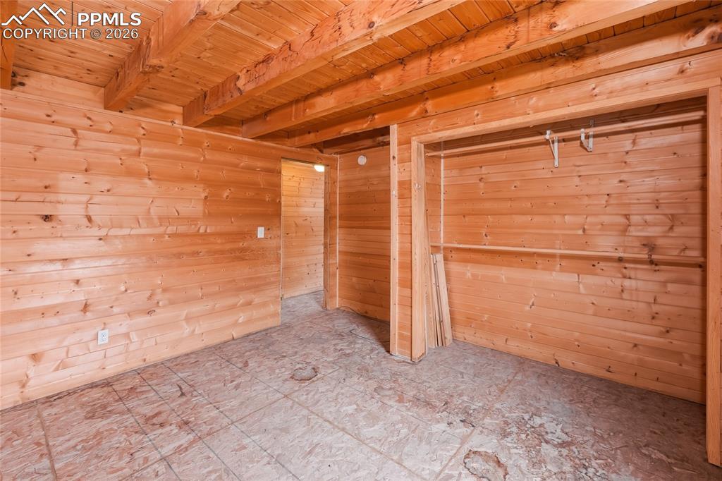 Image 31 of 50: Bedroom