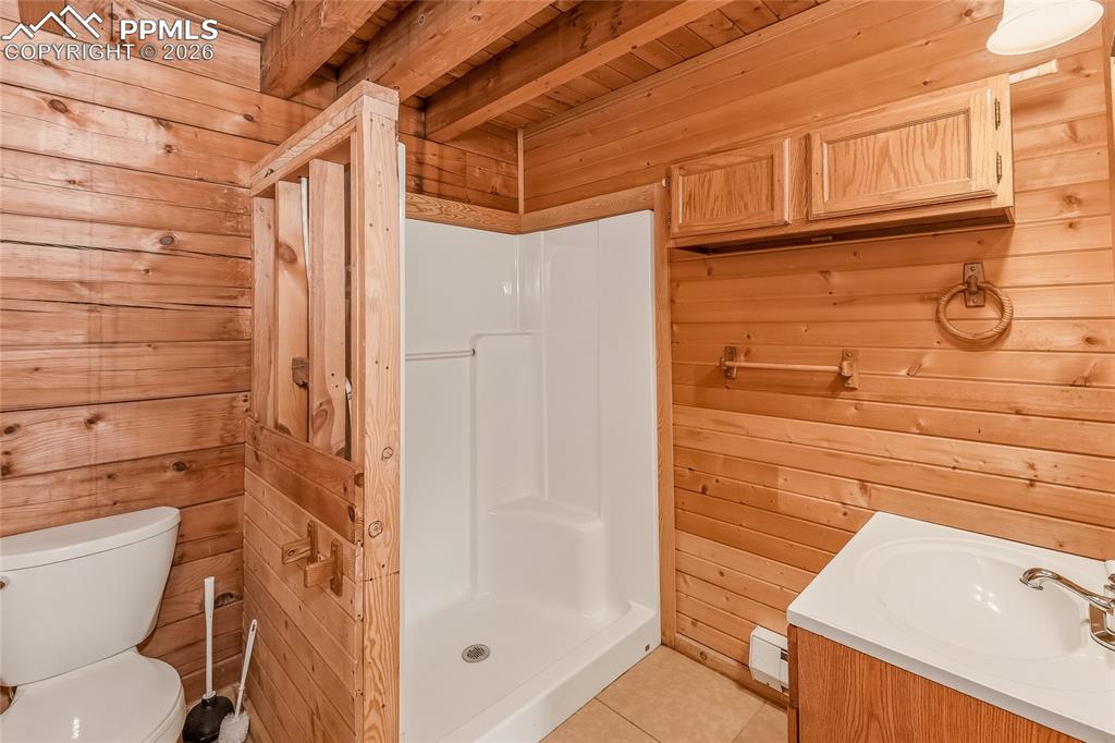 Image 32 of 50: Bathroom