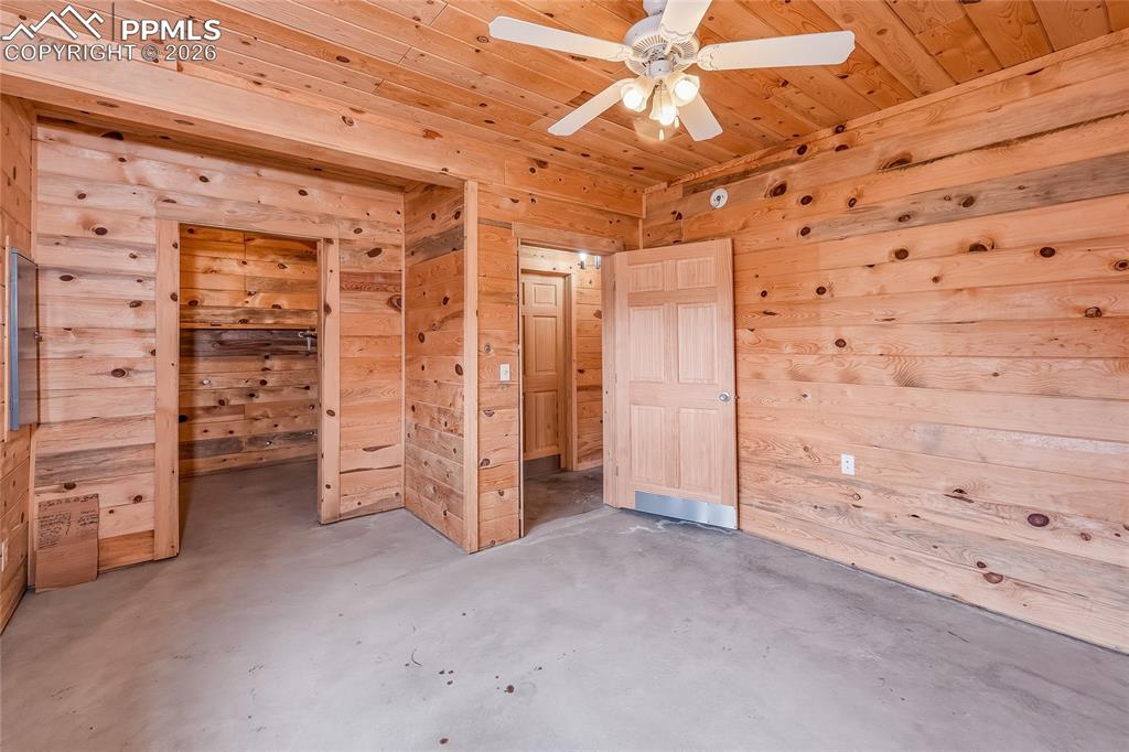 Image 33 of 50: Bedroom