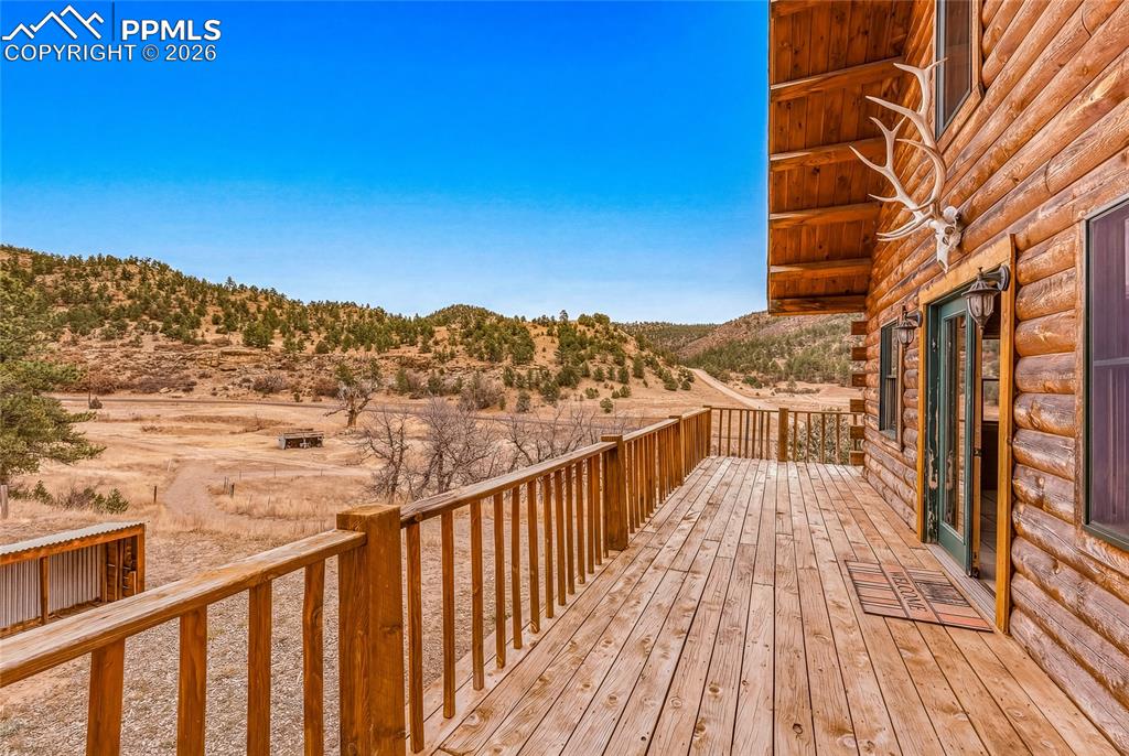 Image 35 of 50: Deck