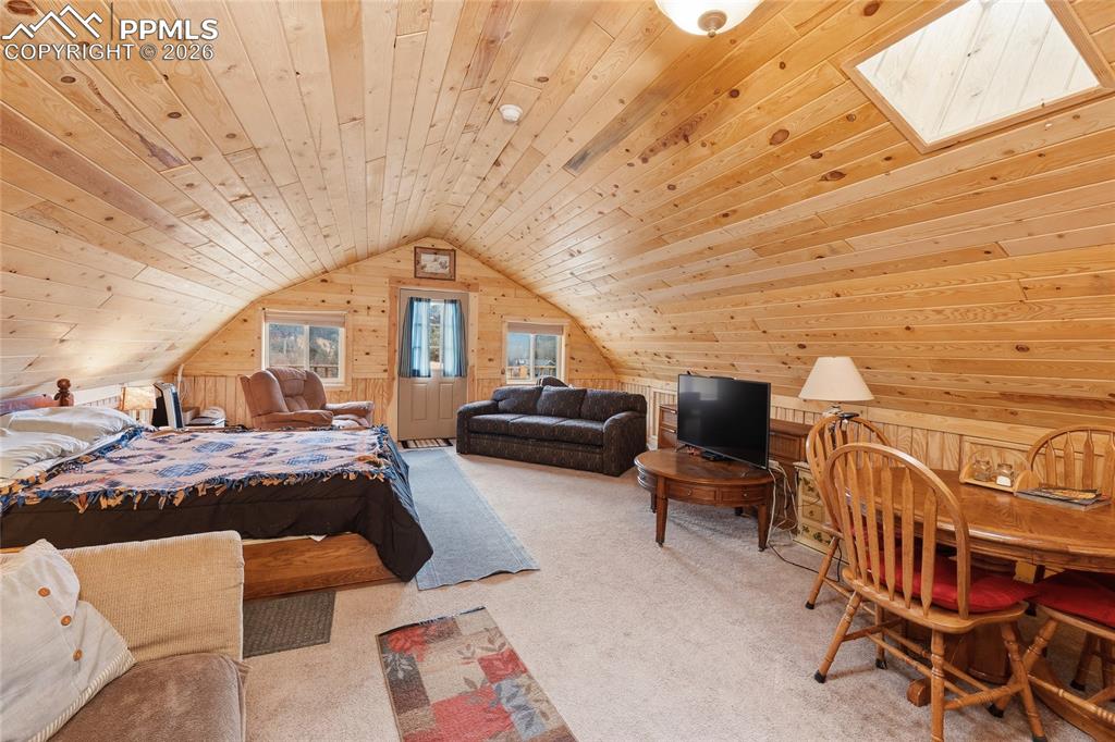 Image 37 of 50: Bedroom