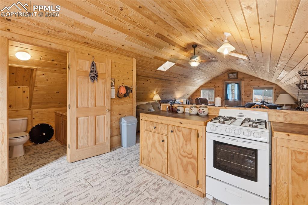 Image 38 of 50: Kitchen