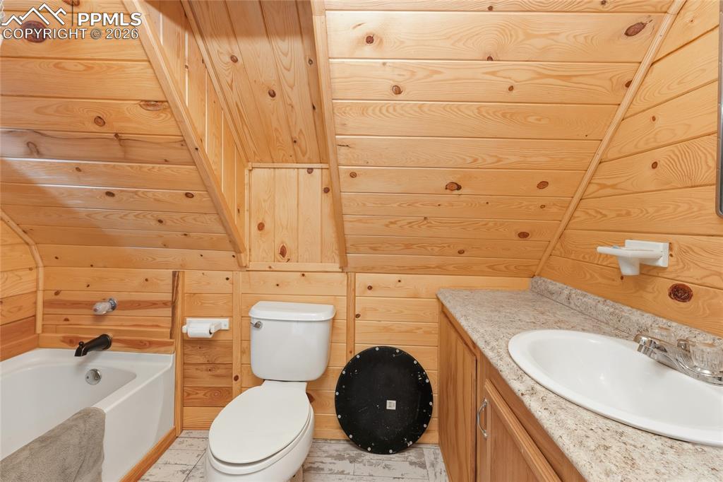 Image 39 of 50: Bathroom