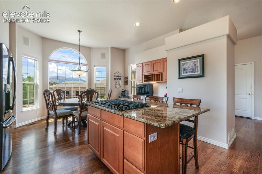 Image 10 of 50: Kitchen