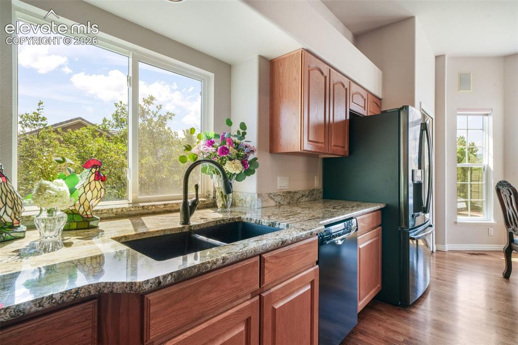 Image 11 of 50: Kitchen