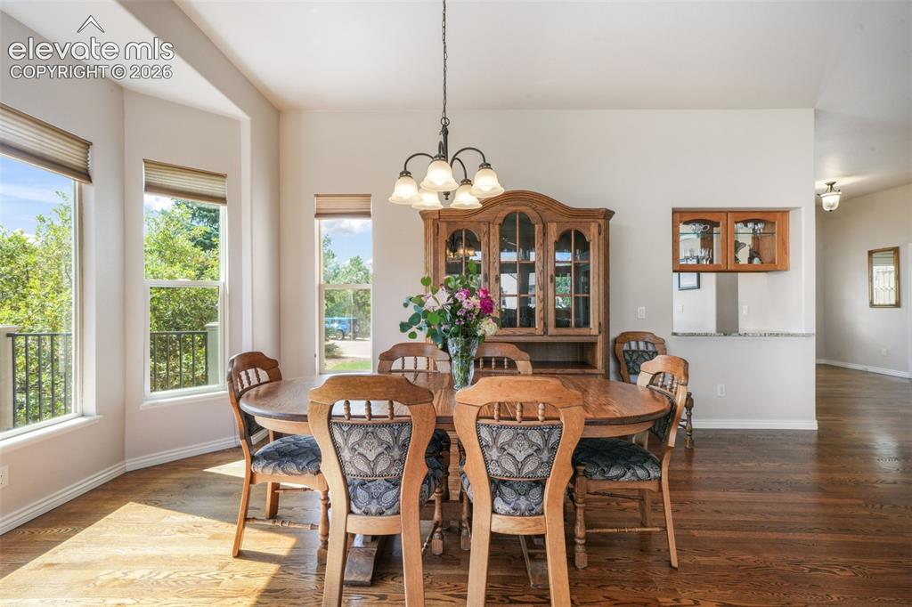Image 13 of 50: Dining Area