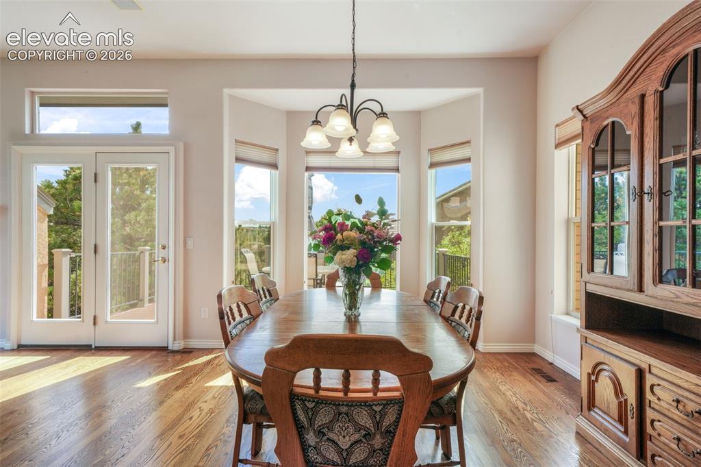 Image 14 of 50: Dining Area