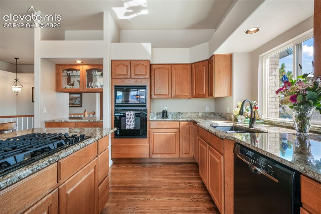 Image 6 of 50: Kitchen