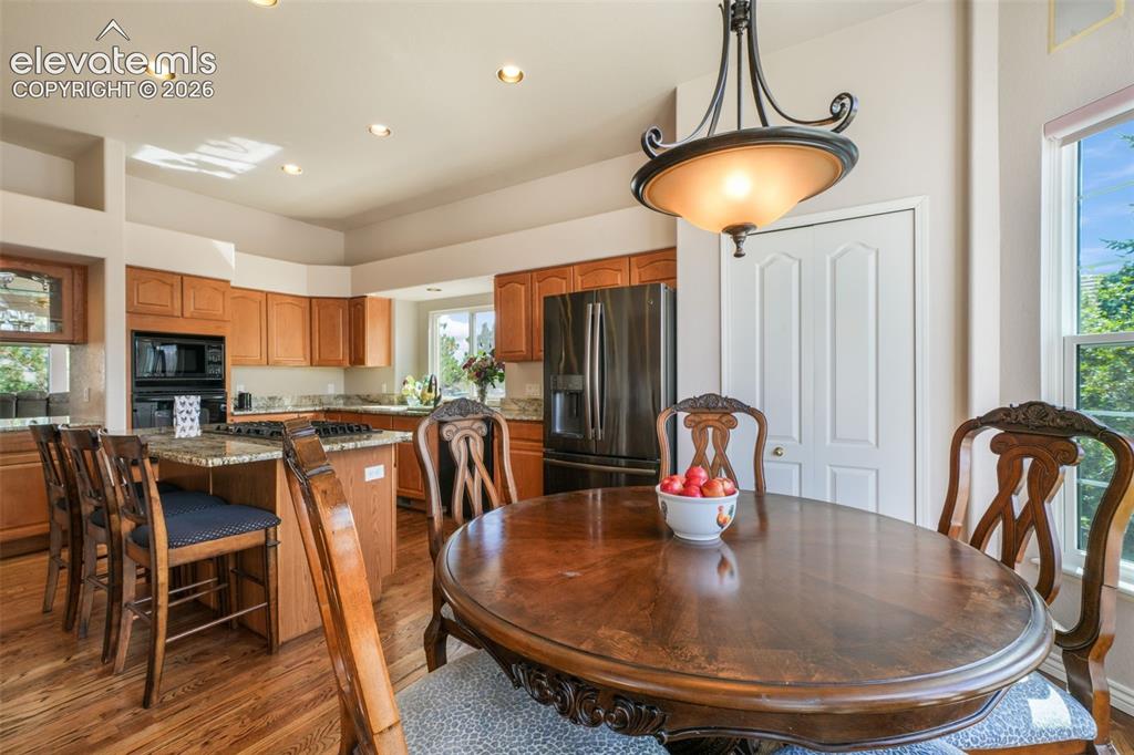 Image 7 of 50: Dining Area