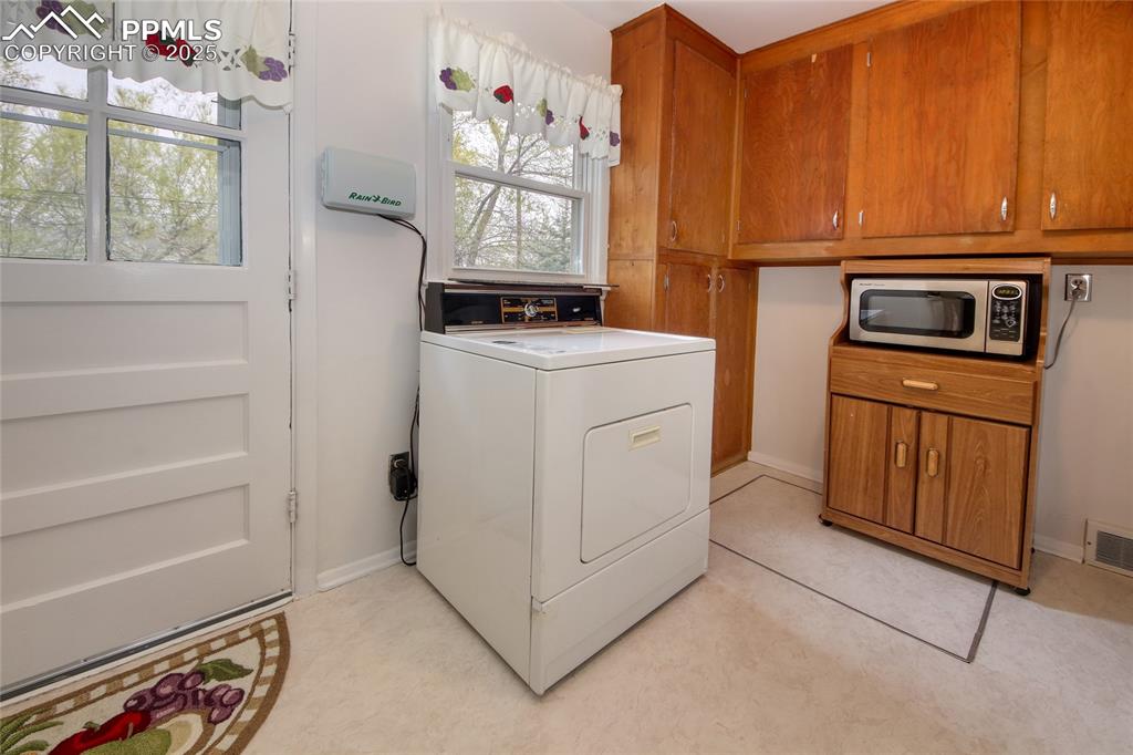 Image 10 of 20: LAUNDRY ROOM
