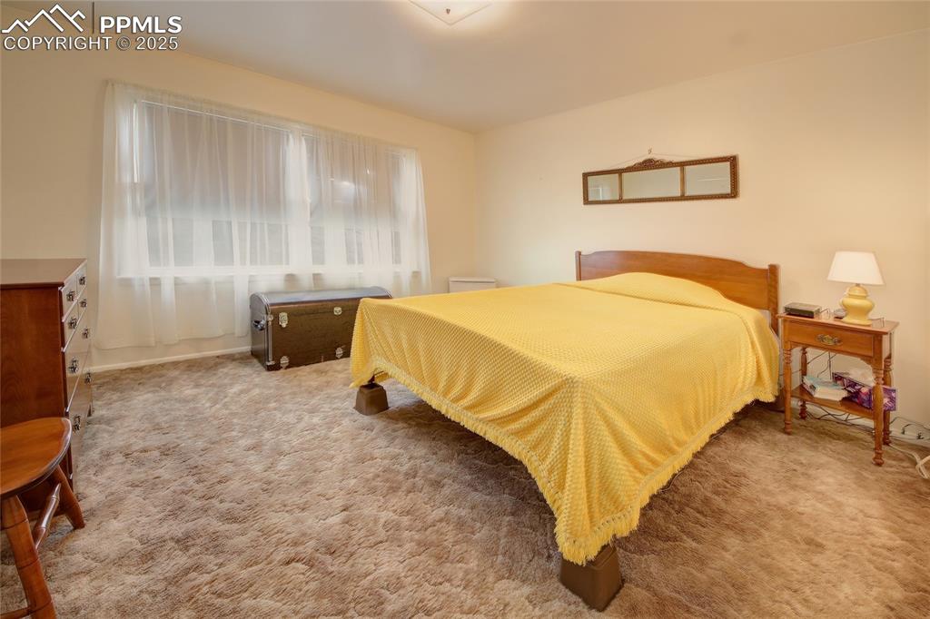 Image 14 of 20: BEDROOM