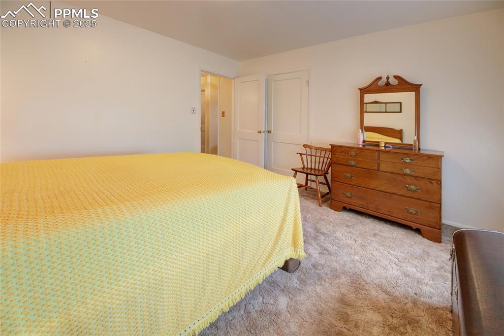 Image 15 of 20: BEDROOM