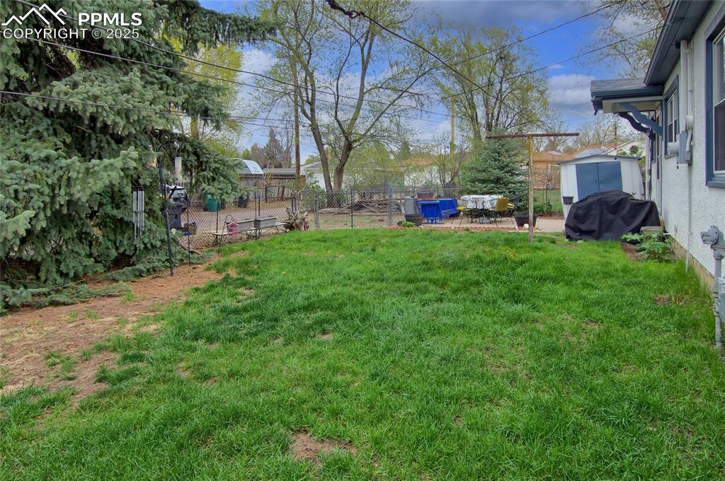 Image 18 of 20: BACK YARD