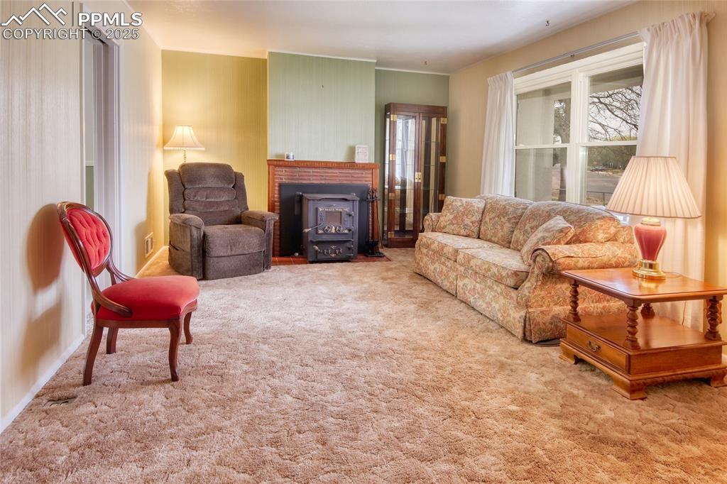 Image 4 of 20: LIVING ROOM WITH LOTS OF LIGHT!
