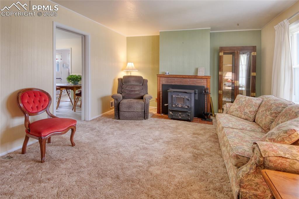 Image 5 of 20: LIVING ROOM