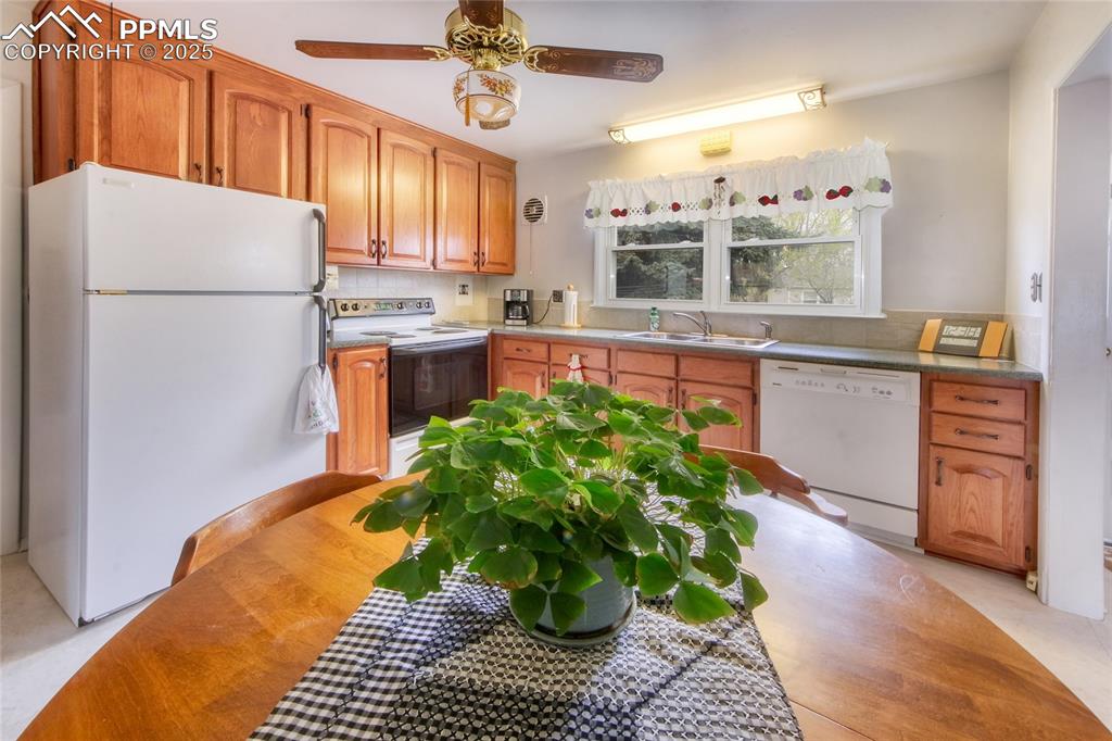 Image 6 of 20: EAT IN KITCHEN