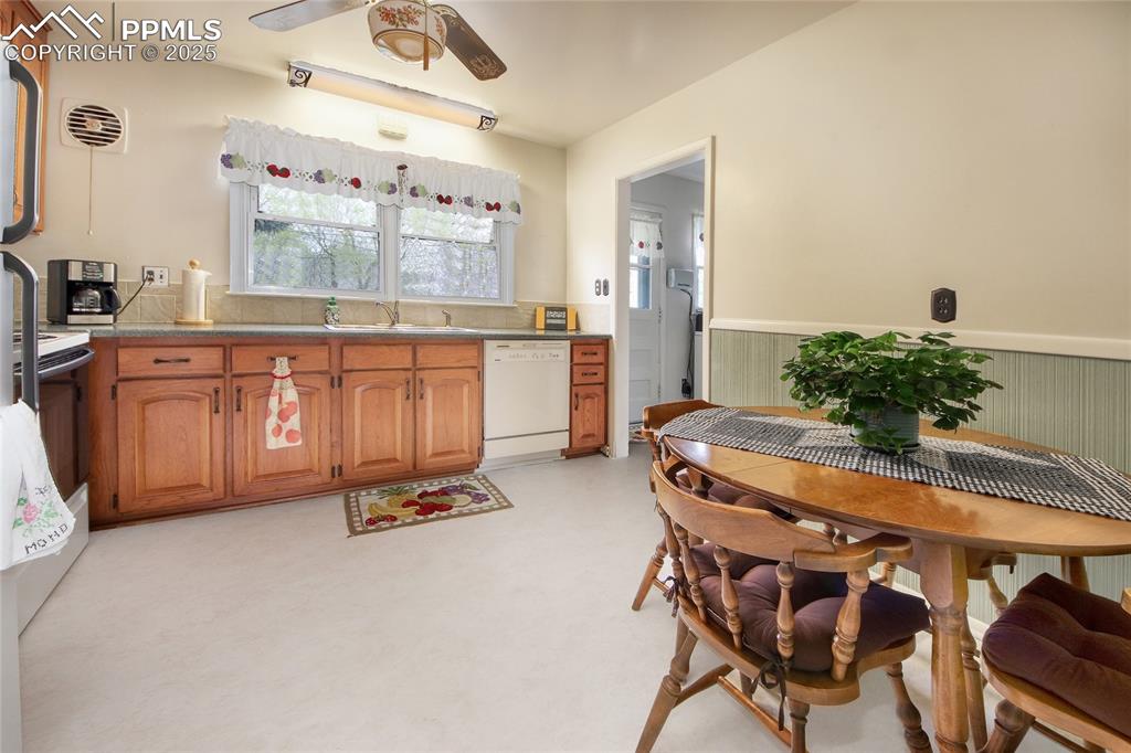 Image 7 of 20: EAT IN KITCHEN