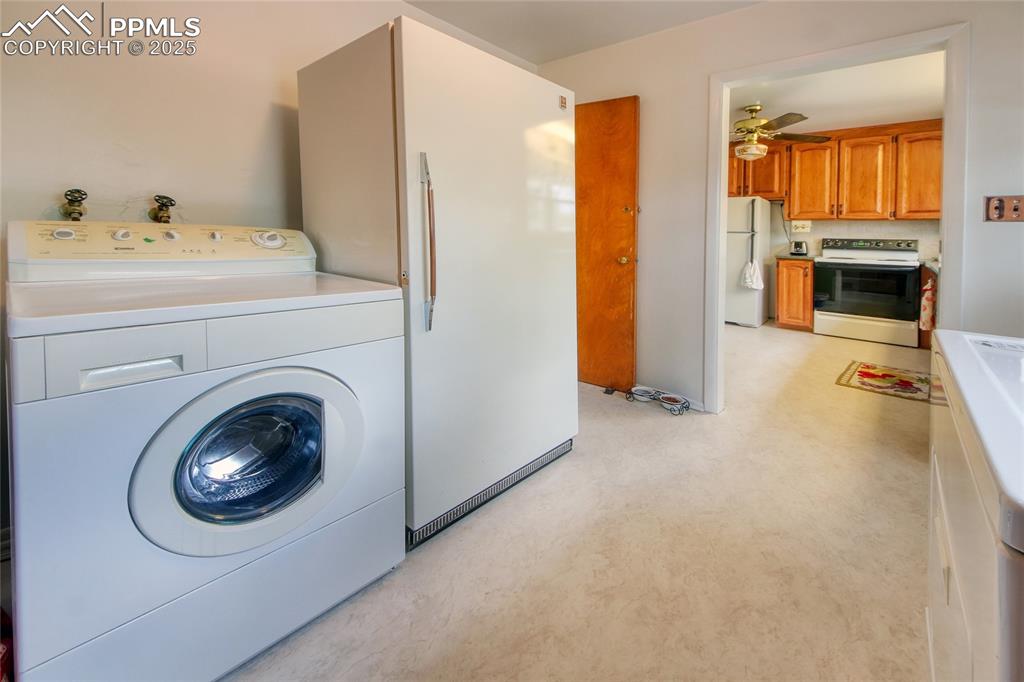 Image 9 of 20: LAUNDRY ROOM