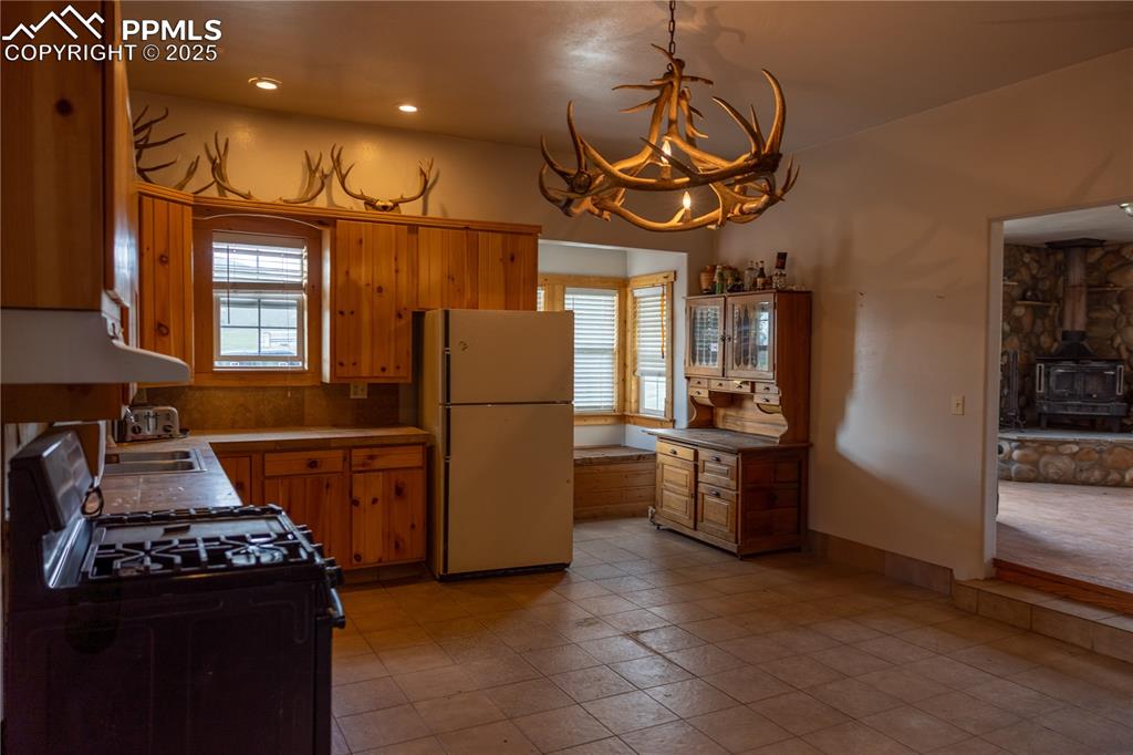 Image 30 of 45: Kitchen