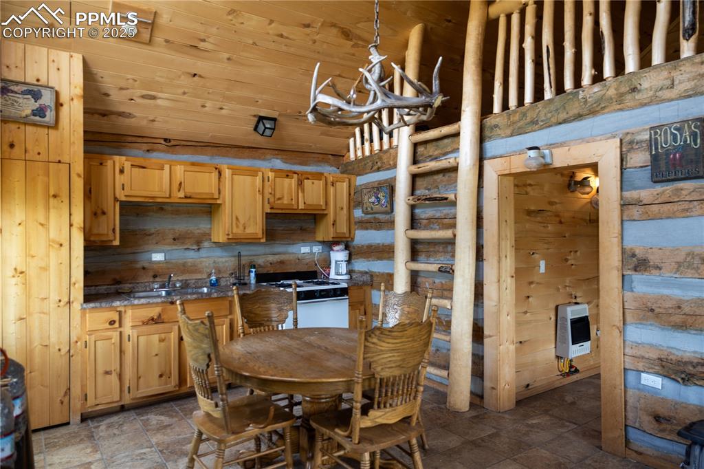 Image 35 of 45: Kitchen