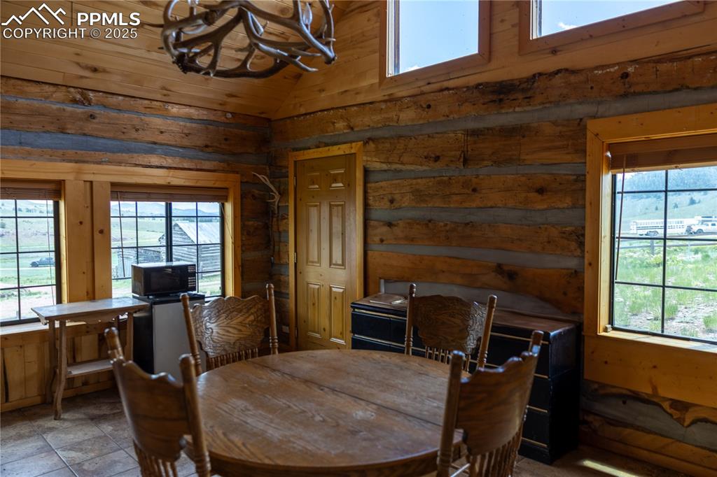 Image 37 of 45: Dining Area