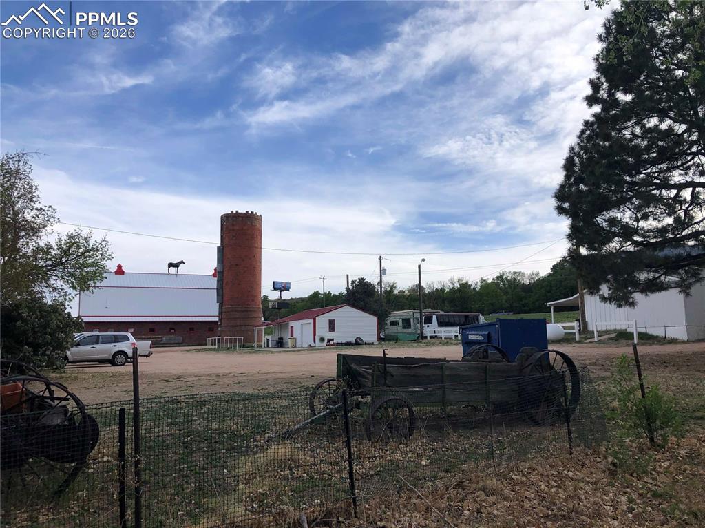 Image 2 of 17: Yard