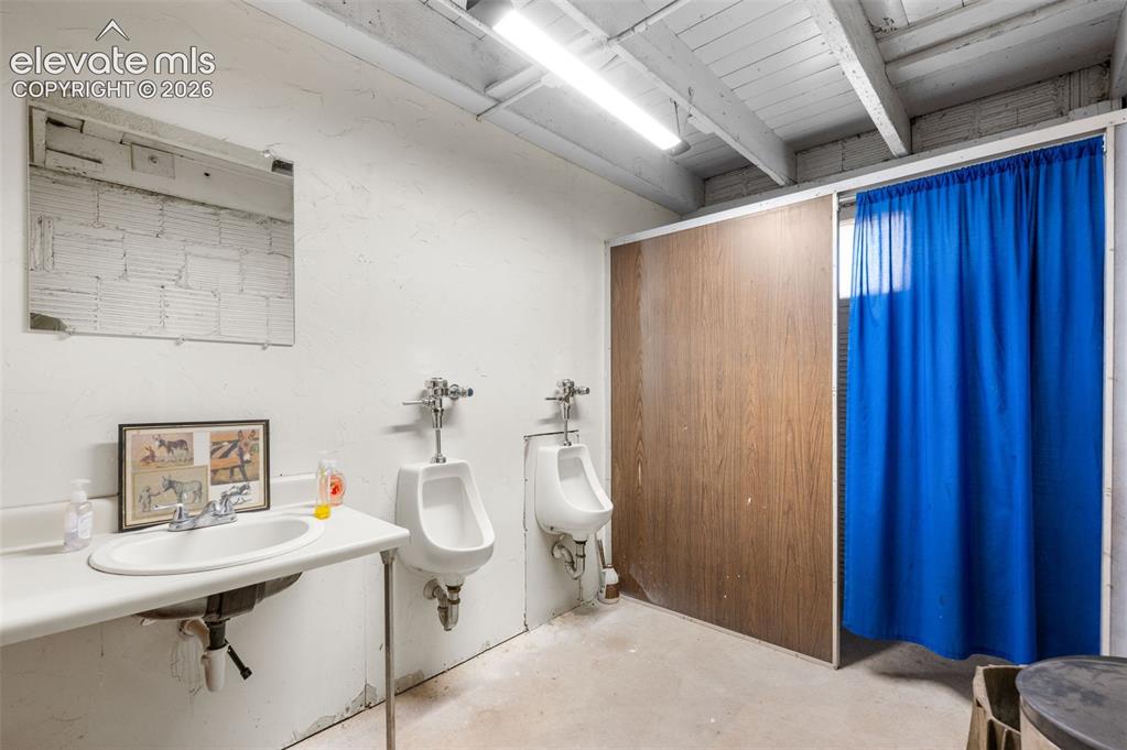 Image 22 of 48: Bathroom