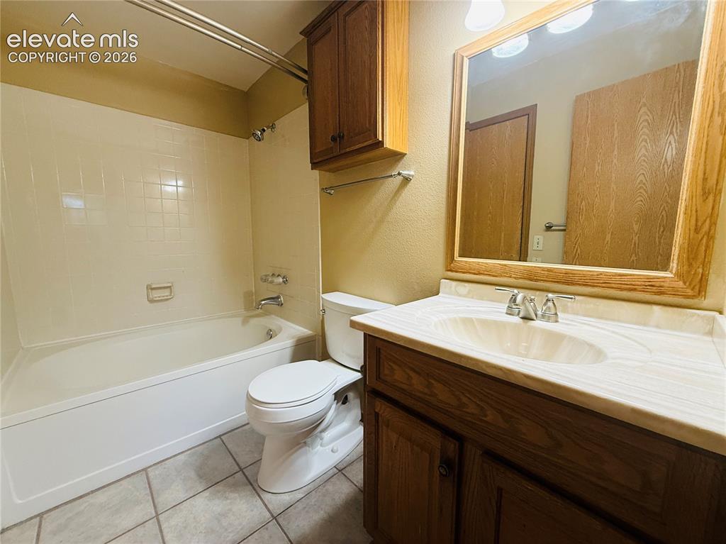 Image 13 of 18: Bathroom